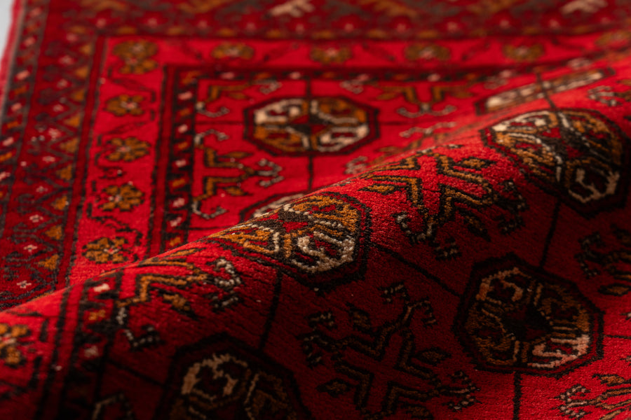 アフガニスタン産　1980年代　トライバルラグ　トルクメン族　トルクメンラグ　赤い絨毯　ギュル　アニマルヘッド　羊の角　縁起物　リビングサイズ　6畳　8畳　10畳　12畳　ダイニングテーブル　ソファ　テーブル　寝室　スタジオ　和室　ディスプレイ　家具　ヴィンテージ家具　手織り　絨毯　カーペット　amaleh　通販