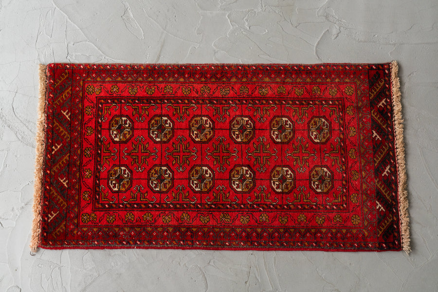 アフガニスタン産　1980年代　トライバルラグ　トルクメン族　トルクメンラグ　赤い絨毯　ギュル　アニマルヘッド　羊の角　縁起物　リビングサイズ　6畳　8畳　10畳　12畳　ダイニングテーブル　ソファ　テーブル　寝室　スタジオ　和室　ディスプレイ　家具　ヴィンテージ家具　手織り　絨毯　カーペット　amaleh　通販