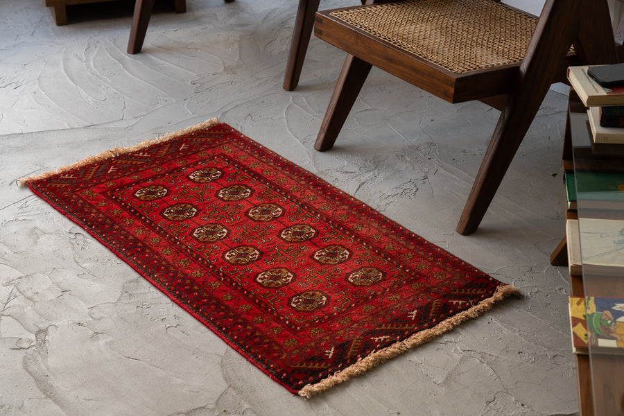 アフガニスタン産　1980年代　トライバルラグ　トルクメン族　トルクメンラグ　赤い絨毯　ギュル　アニマルヘッド　羊の角　縁起物　リビングサイズ　6畳　8畳　10畳　12畳　ダイニングテーブル　ソファ　テーブル　寝室　スタジオ　和室　ディスプレイ　家具　ヴィンテージ家具　手織り　絨毯　カーペット　amaleh　通販