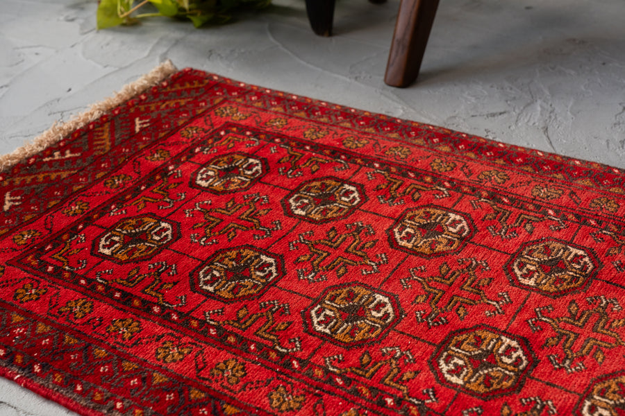 アフガニスタン産　1980年代　トライバルラグ　トルクメン族　トルクメンラグ　赤い絨毯　ギュル　アニマルヘッド　羊の角　縁起物　リビングサイズ　6畳　8畳　10畳　12畳　ダイニングテーブル　ソファ　テーブル　寝室　スタジオ　和室　ディスプレイ　家具　ヴィンテージ家具　手織り　絨毯　カーペット　amaleh　通販