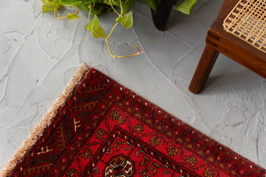 アフガニスタン産　1980年代　トライバルラグ　トルクメン族　トルクメンラグ　赤い絨毯　ギュル　アニマルヘッド　羊の角　縁起物　リビングサイズ　6畳　8畳　10畳　12畳　ダイニングテーブル　ソファ　テーブル　寝室　スタジオ　和室　ディスプレイ　家具　ヴィンテージ家具　手織り　絨毯　カーペット　amaleh　通販