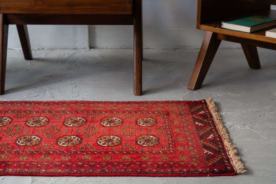 アフガニスタン産　1980年代　トライバルラグ　トルクメン族　トルクメンラグ　赤い絨毯　ギュル　アニマルヘッド　羊の角　縁起物　リビングサイズ　6畳　8畳　10畳　12畳　ダイニングテーブル　ソファ　テーブル　寝室　スタジオ　和室　ディスプレイ　家具　ヴィンテージ家具　手織り　絨毯　カーペット　amaleh　通販