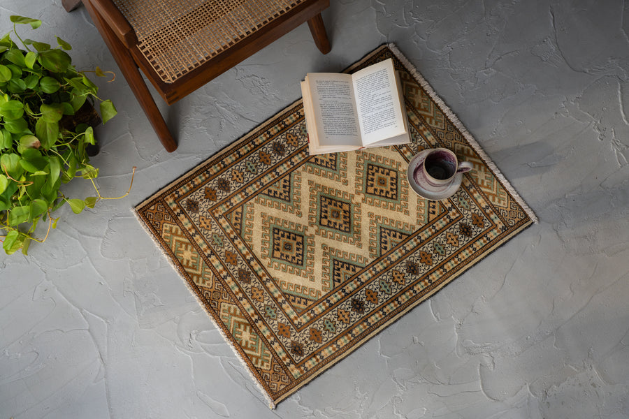 パキスタン産　1980年代　ヴィンテージラグ　パキスタンラグ　サソリ柄　イーブルアイ　魔除け　グリーン　緑　ブラウン　茶　玄関マット　玄関　キッチンマット　ベッドサイド　家具　手織り　絨毯　カーペット　ヴィンテージラグ専門店　amaleh　通販