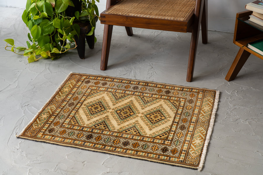 パキスタン産　1980年代　ヴィンテージラグ　パキスタンラグ　サソリ柄　イーブルアイ　魔除け　グリーン　緑　ブラウン　茶　玄関マット　玄関　キッチンマット　ベッドサイド　家具　手織り　絨毯　カーペット　ヴィンテージラグ専門店　amaleh　通販