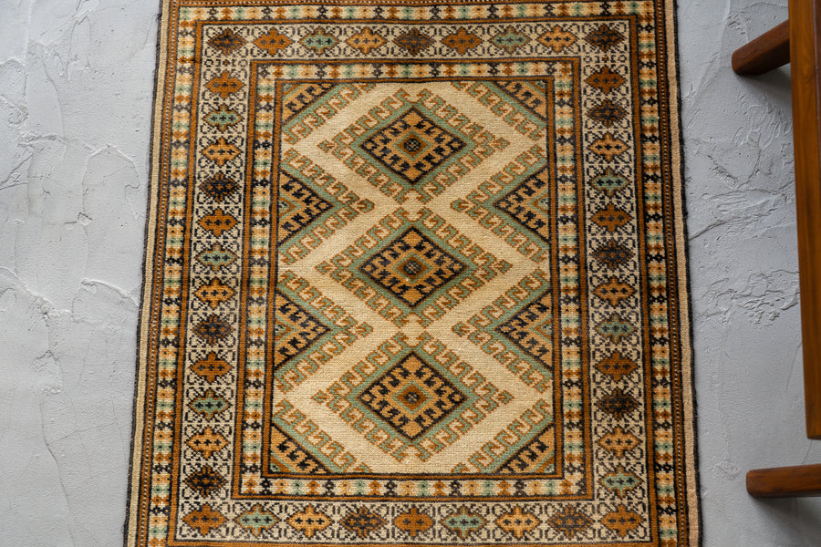 パキスタン産　1980年代　ヴィンテージラグ　パキスタンラグ　サソリ柄　イーブルアイ　魔除け　グリーン　緑　ブラウン　茶　玄関マット　玄関　キッチンマット　ベッドサイド　家具　手織り　絨毯　カーペット　ヴィンテージラグ専門店　amaleh　通販