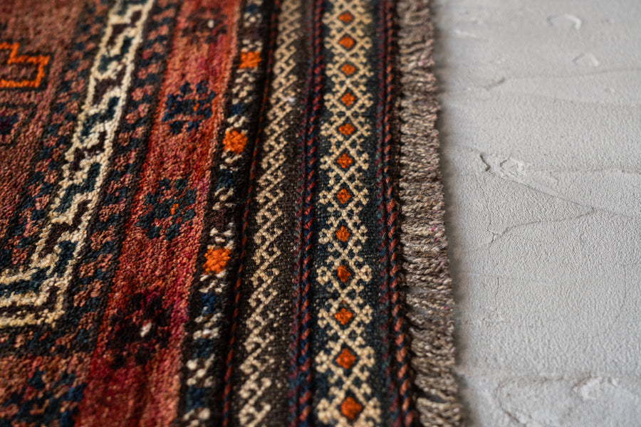 イラン産　1980年代　ヴィンテージラグ　トライバルラグ　バルーチ族　バルーチラグ　ペルシャ絨毯　ヴィンテージペルシャ絨毯　幾何学模様　キリム　玄関マット　玄関　キッチンマット　ベッドサイド　家具　手織り　絨毯　カーペット　ヴィンテージラグ専門店　amaleh　通販