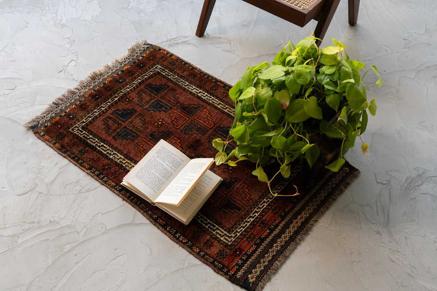 イラン産　1980年代　ヴィンテージラグ　トライバルラグ　バルーチ族　バルーチラグ　ペルシャ絨毯　ヴィンテージペルシャ絨毯　幾何学模様　キリム　玄関マット　玄関　キッチンマット　ベッドサイド　家具　手織り　絨毯　カーペット　ヴィンテージラグ専門店　amaleh　通販