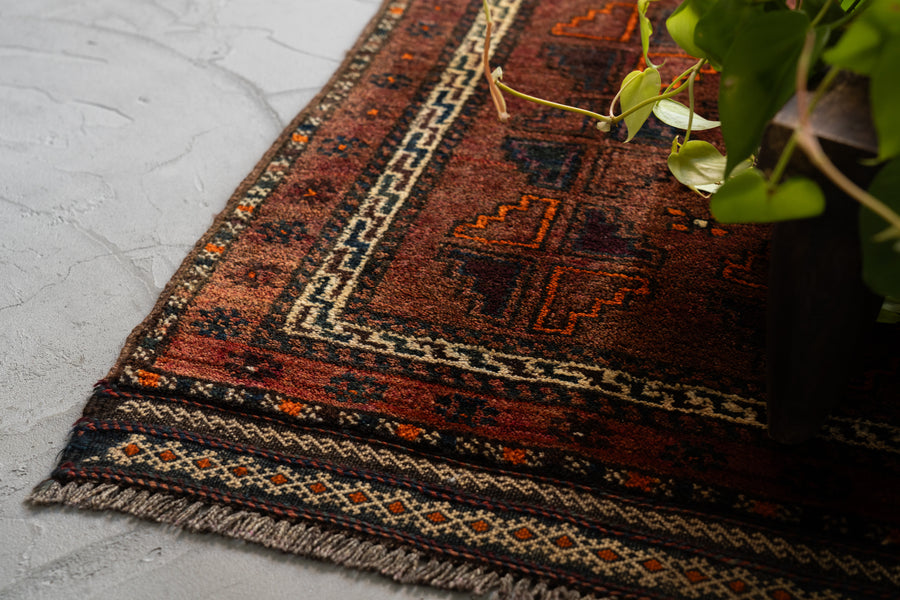 イラン産　1980年代　ヴィンテージラグ　トライバルラグ　バルーチ族　バルーチラグ　ペルシャ絨毯　ヴィンテージペルシャ絨毯　幾何学模様　キリム　玄関マット　玄関　キッチンマット　ベッドサイド　家具　手織り　絨毯　カーペット　ヴィンテージラグ専門店　amaleh　通販