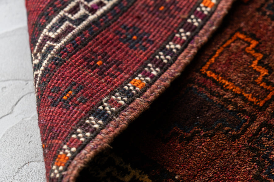 イラン産　1980年代　ヴィンテージラグ　トライバルラグ　バルーチ族　バルーチラグ　ペルシャ絨毯　ヴィンテージペルシャ絨毯　幾何学模様　キリム　玄関マット　玄関　キッチンマット　ベッドサイド　家具　手織り　絨毯　カーペット　ヴィンテージラグ専門店　amaleh　通販