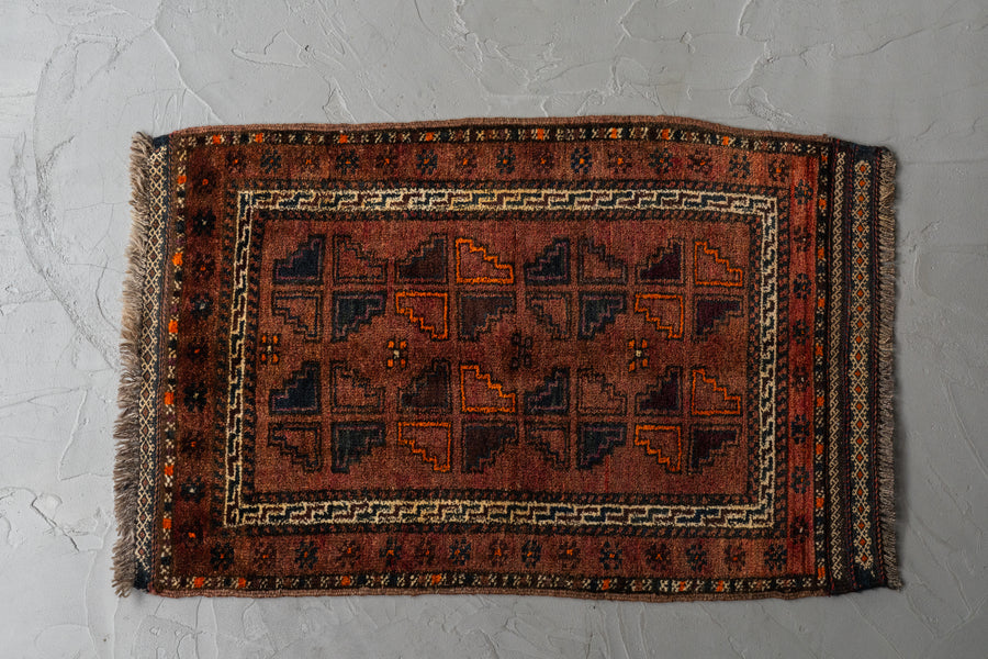 イラン産　1980年代　ヴィンテージラグ　トライバルラグ　バルーチ族　バルーチラグ　ペルシャ絨毯　ヴィンテージペルシャ絨毯　幾何学模様　キリム　玄関マット　玄関　キッチンマット　ベッドサイド　家具　手織り　絨毯　カーペット　ヴィンテージラグ専門店　amaleh　通販