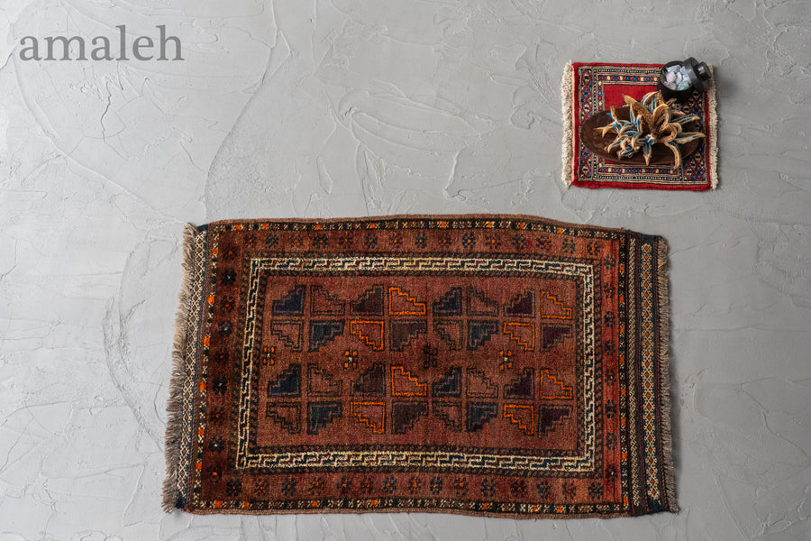 イラン産　1980年代　ヴィンテージラグ　トライバルラグ　バルーチ族　バルーチラグ　ペルシャ絨毯　ヴィンテージペルシャ絨毯　幾何学模様　キリム　玄関マット　玄関　キッチンマット　ベッドサイド　家具　手織り　絨毯　カーペット　ヴィンテージラグ専門店　amaleh　通販