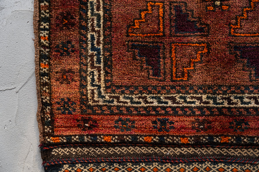 イラン産　1980年代　ヴィンテージラグ　トライバルラグ　バルーチ族　バルーチラグ　ペルシャ絨毯　ヴィンテージペルシャ絨毯　幾何学模様　キリム　玄関マット　玄関　キッチンマット　ベッドサイド　家具　手織り　絨毯　カーペット　ヴィンテージラグ専門店　amaleh　通販