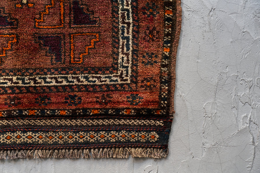 イラン産　1980年代　ヴィンテージラグ　トライバルラグ　バルーチ族　バルーチラグ　ペルシャ絨毯　ヴィンテージペルシャ絨毯　幾何学模様　キリム　玄関マット　玄関　キッチンマット　ベッドサイド　家具　手織り　絨毯　カーペット　ヴィンテージラグ専門店　amaleh　通販