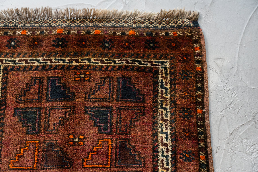 イラン産　1980年代　ヴィンテージラグ　トライバルラグ　バルーチ族　バルーチラグ　ペルシャ絨毯　ヴィンテージペルシャ絨毯　幾何学模様　キリム　玄関マット　玄関　キッチンマット　ベッドサイド　家具　手織り　絨毯　カーペット　ヴィンテージラグ専門店　amaleh　通販