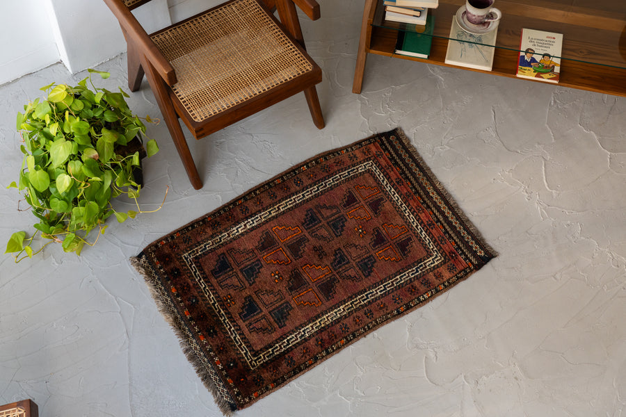 イラン産　1980年代　ヴィンテージラグ　トライバルラグ　バルーチ族　バルーチラグ　ペルシャ絨毯　ヴィンテージペルシャ絨毯　幾何学模様　キリム　玄関マット　玄関　キッチンマット　ベッドサイド　家具　手織り　絨毯　カーペット　ヴィンテージラグ専門店　amaleh　通販