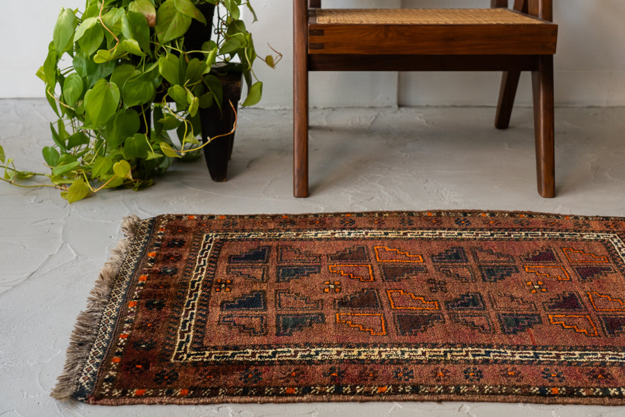 イラン産　1980年代　ヴィンテージラグ　トライバルラグ　バルーチ族　バルーチラグ　ペルシャ絨毯　ヴィンテージペルシャ絨毯　幾何学模様　キリム　玄関マット　玄関　キッチンマット　ベッドサイド　家具　手織り　絨毯　カーペット　ヴィンテージラグ専門店　amaleh　通販