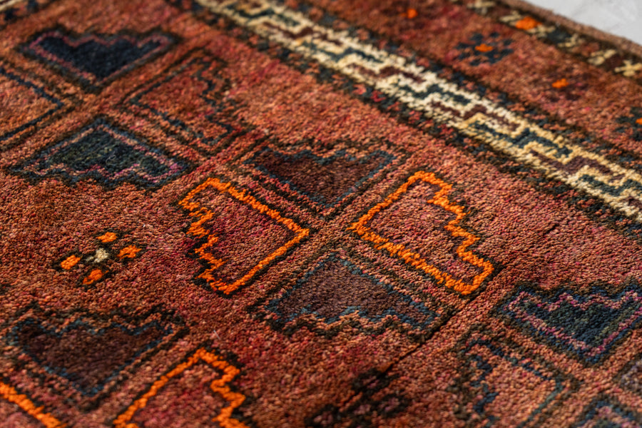イラン産　1980年代　ヴィンテージラグ　トライバルラグ　バルーチ族　バルーチラグ　ペルシャ絨毯　ヴィンテージペルシャ絨毯　幾何学模様　キリム　玄関マット　玄関　キッチンマット　ベッドサイド　家具　手織り　絨毯　カーペット　ヴィンテージラグ専門店　amaleh　通販