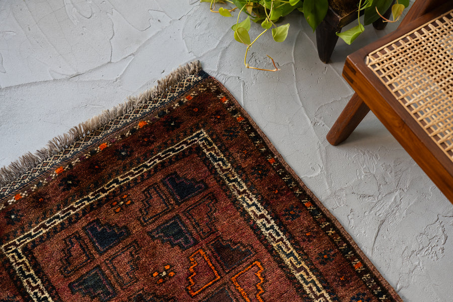 イラン産　1980年代　ヴィンテージラグ　トライバルラグ　バルーチ族　バルーチラグ　ペルシャ絨毯　ヴィンテージペルシャ絨毯　幾何学模様　キリム　玄関マット　玄関　キッチンマット　ベッドサイド　家具　手織り　絨毯　カーペット　ヴィンテージラグ専門店　amaleh　通販