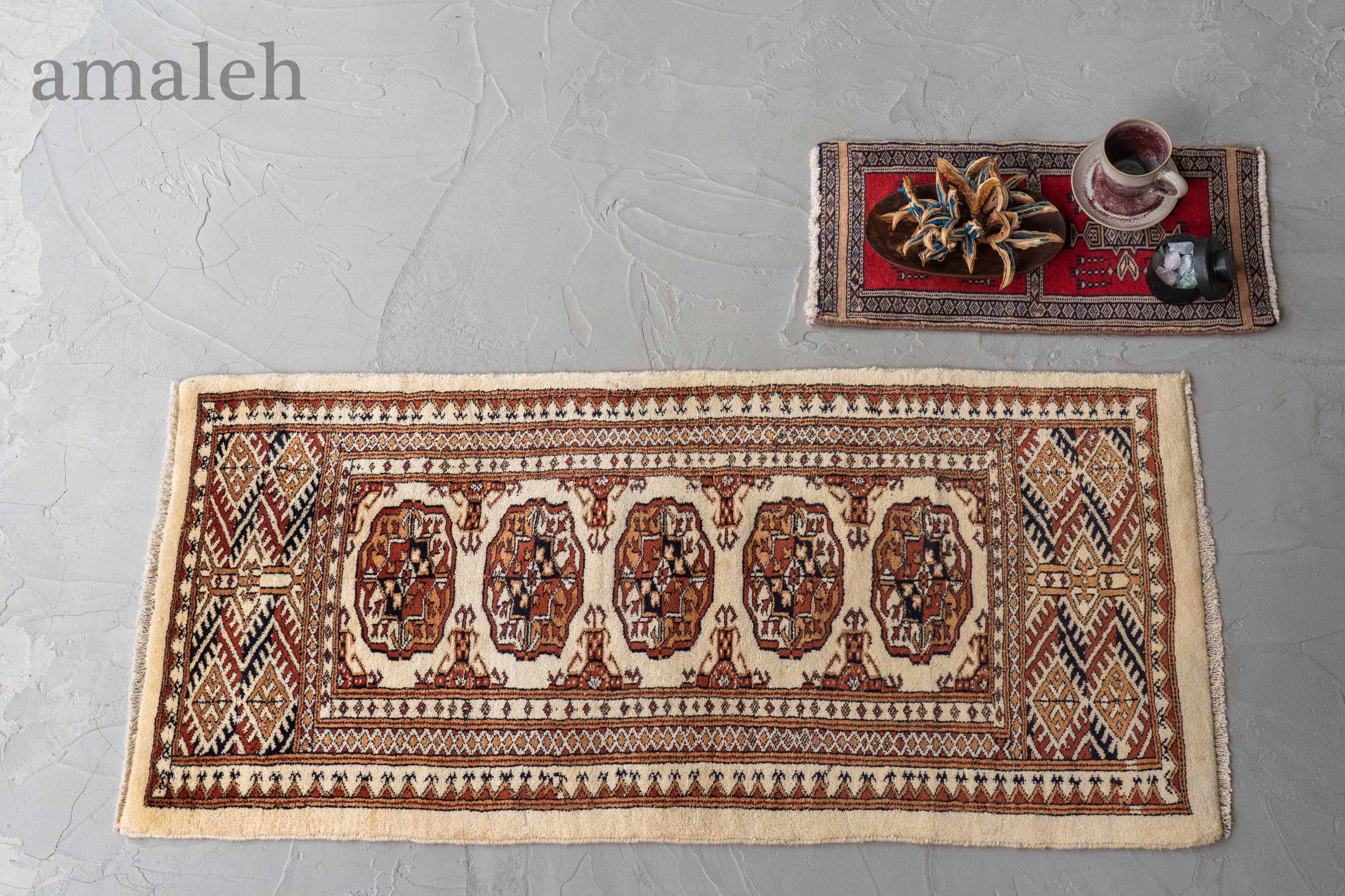 SMALL SIZEのヴィンテージラグ・トライバルラグ・手織りの絨毯