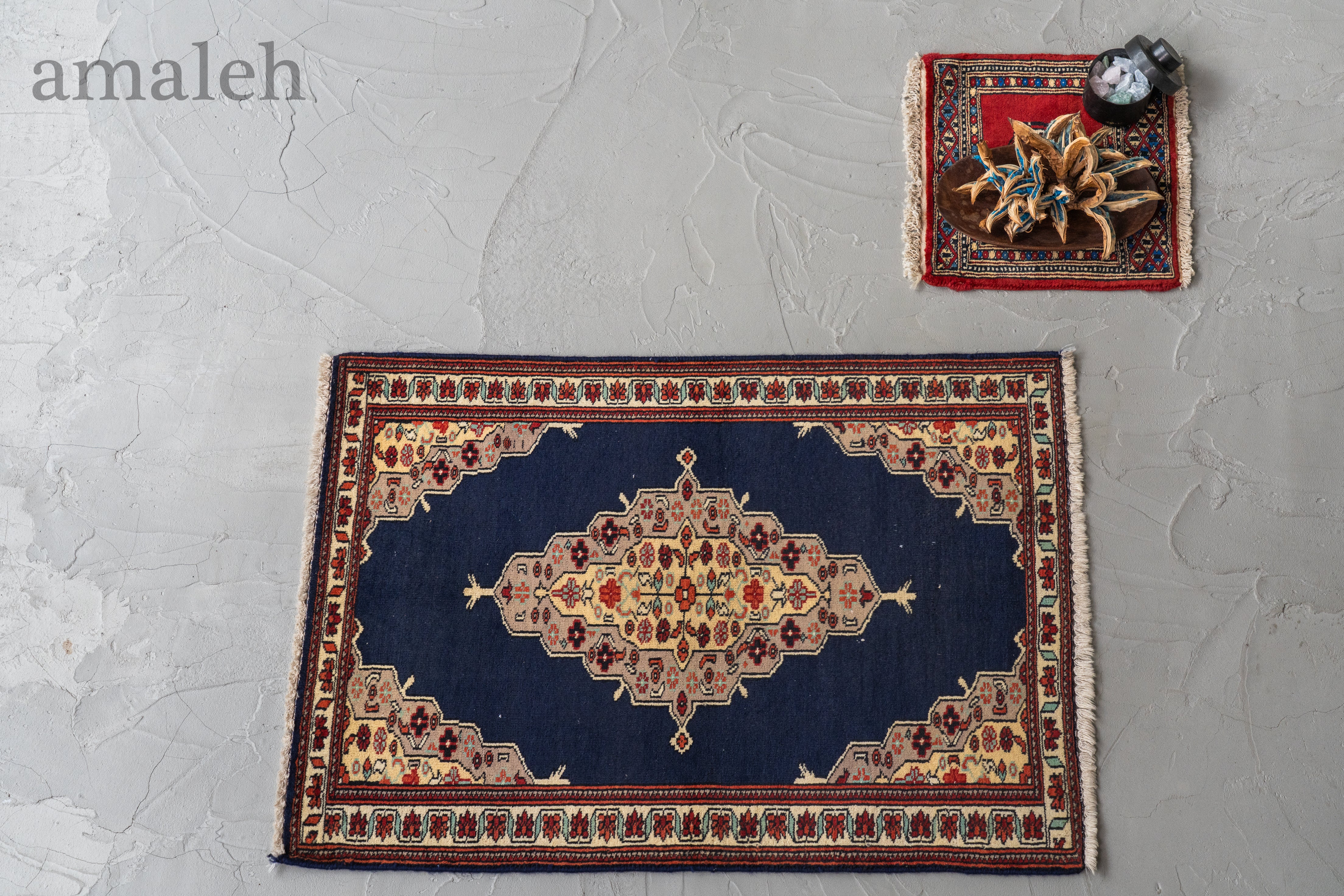 SMALL SIZEのヴィンテージラグ・トライバルラグ・手織りの絨毯