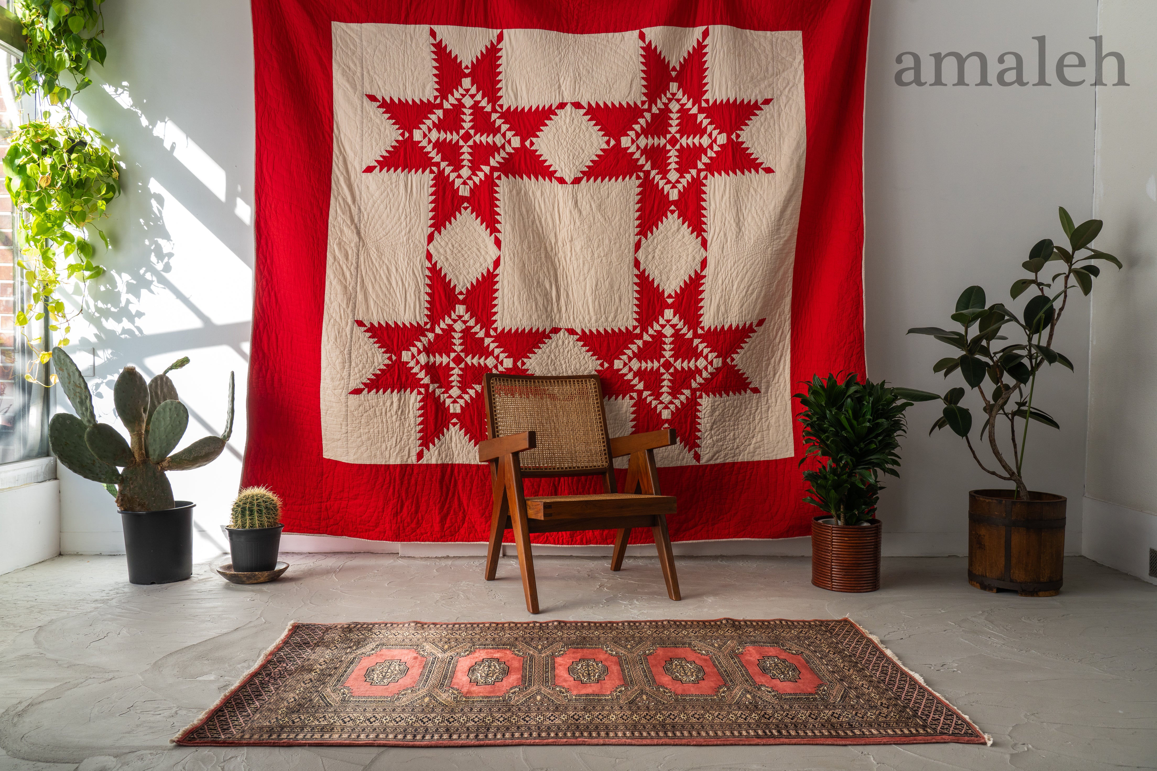 MEDIUM SIZEのヴィンテージラグ・トライバルラグ・手織りの絨毯