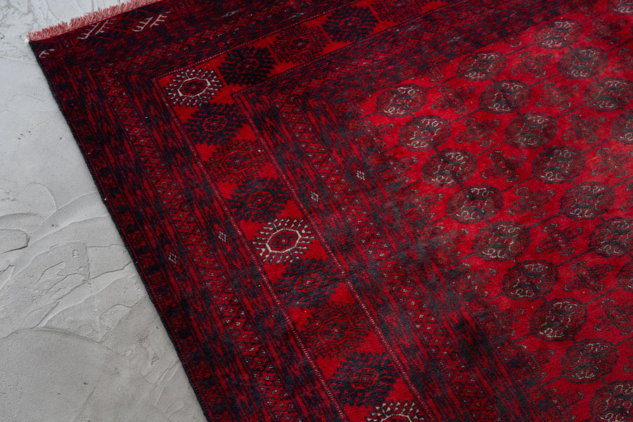 アフガニスタン産　1980年代　ヴィンテージラグ　トライバルラグ　トルクメン族　トルクメンラグ　サソリ柄　魔除け　ギュル　赤い絨毯　赤　リビングサイズ　6畳　8畳　10畳　12畳　ダイニングテーブル　ソファ　テーブル　寝室　スタジオ　和室　ディスプレイ　家具　ヴィンテージ家具　手織り　絨毯　カーペット　amaleh　通販