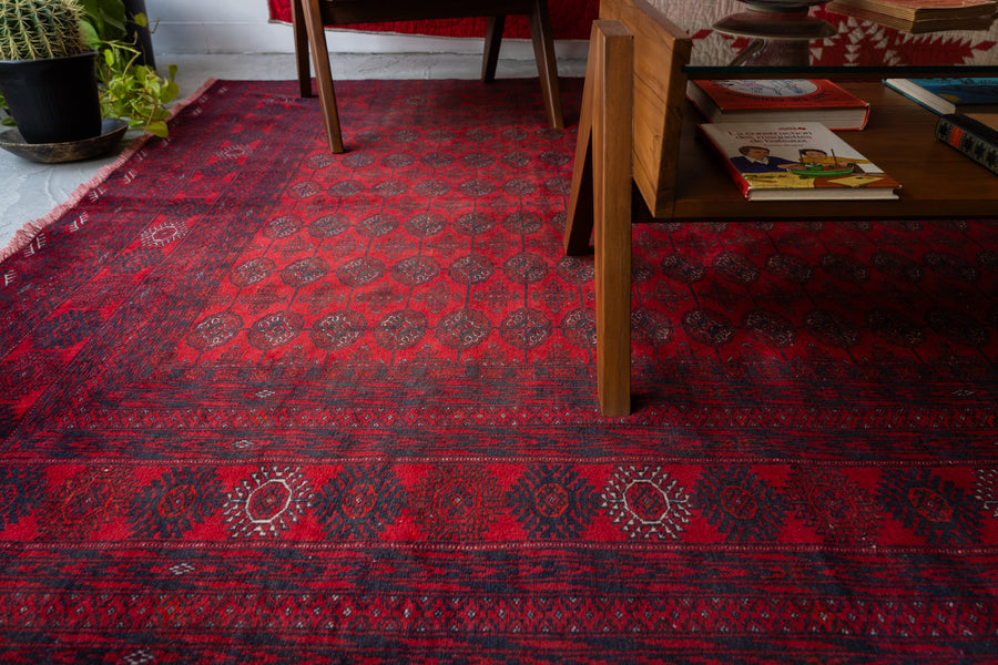 アフガニスタン産　1980年代　ヴィンテージラグ　トライバルラグ　トルクメン族　トルクメンラグ　サソリ柄　魔除け　ギュル　赤い絨毯　赤　リビングサイズ　6畳　8畳　10畳　12畳　ダイニングテーブル　ソファ　テーブル　寝室　スタジオ　和室　ディスプレイ　家具　ヴィンテージ家具　手織り　絨毯　カーペット　amaleh　通販