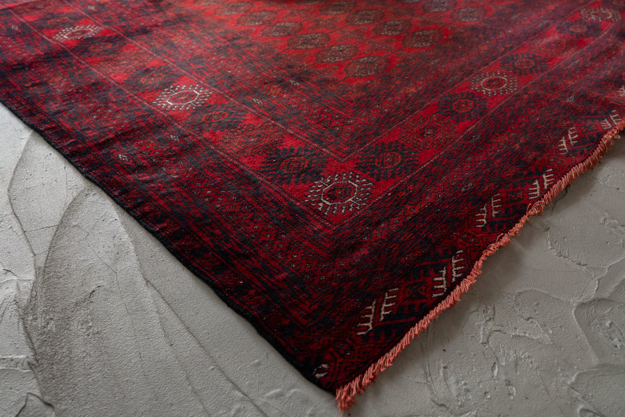 アフガニスタン産　1980年代　ヴィンテージラグ　トライバルラグ　トルクメン族　トルクメンラグ　サソリ柄　魔除け　ギュル　赤い絨毯　赤　リビングサイズ　6畳　8畳　10畳　12畳　ダイニングテーブル　ソファ　テーブル　寝室　スタジオ　和室　ディスプレイ　家具　ヴィンテージ家具　手織り　絨毯　カーペット　amaleh　通販