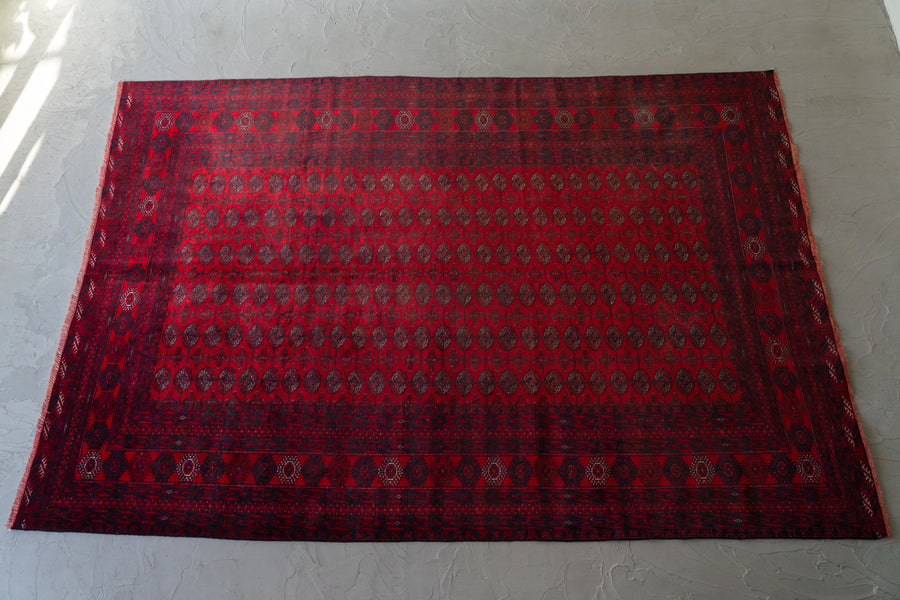 アフガニスタン産　1980年代　ヴィンテージラグ　トライバルラグ　トルクメン族　トルクメンラグ　サソリ柄　魔除け　ギュル　赤い絨毯　赤　リビングサイズ　6畳　8畳　10畳　12畳　ダイニングテーブル　ソファ　テーブル　寝室　スタジオ　和室　ディスプレイ　家具　ヴィンテージ家具　手織り　絨毯　カーペット　amaleh　通販