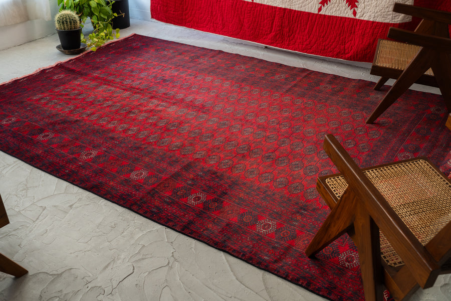 アフガニスタン産　1980年代　ヴィンテージラグ　トライバルラグ　トルクメン族　トルクメンラグ　サソリ柄　魔除け　ギュル　赤い絨毯　赤　リビングサイズ　6畳　8畳　10畳　12畳　ダイニングテーブル　ソファ　テーブル　寝室　スタジオ　和室　ディスプレイ　家具　ヴィンテージ家具　手織り　絨毯　カーペット　amaleh　通販
