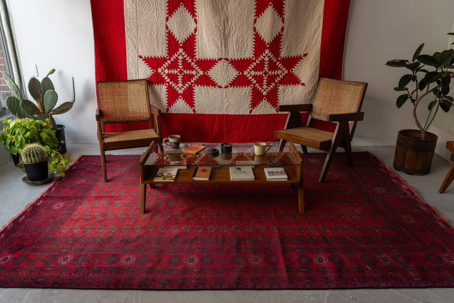 アフガニスタン産　1980年代　ヴィンテージラグ　トライバルラグ　トルクメン族　トルクメンラグ　サソリ柄　魔除け　ギュル　赤い絨毯　赤　リビングサイズ　6畳　8畳　10畳　12畳　ダイニングテーブル　ソファ　テーブル　寝室　スタジオ　和室　ディスプレイ　家具　ヴィンテージ家具　手織り　絨毯　カーペット　amaleh　通販