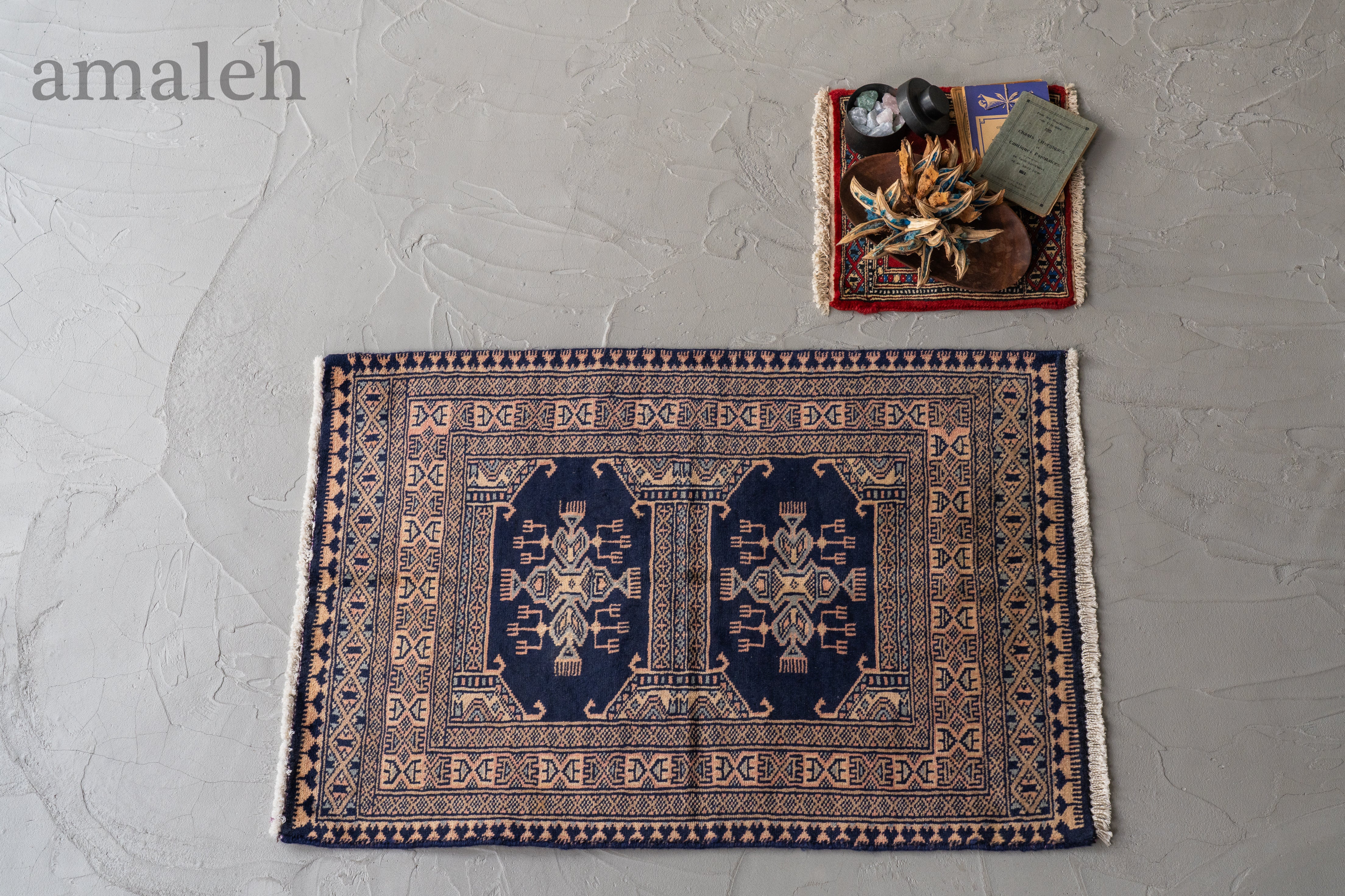 SMALL SIZEのヴィンテージラグ・トライバルラグ・手織りの絨毯