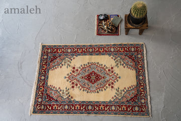 SMALL SIZEのヴィンテージラグ・トライバルラグ・手織りの絨毯