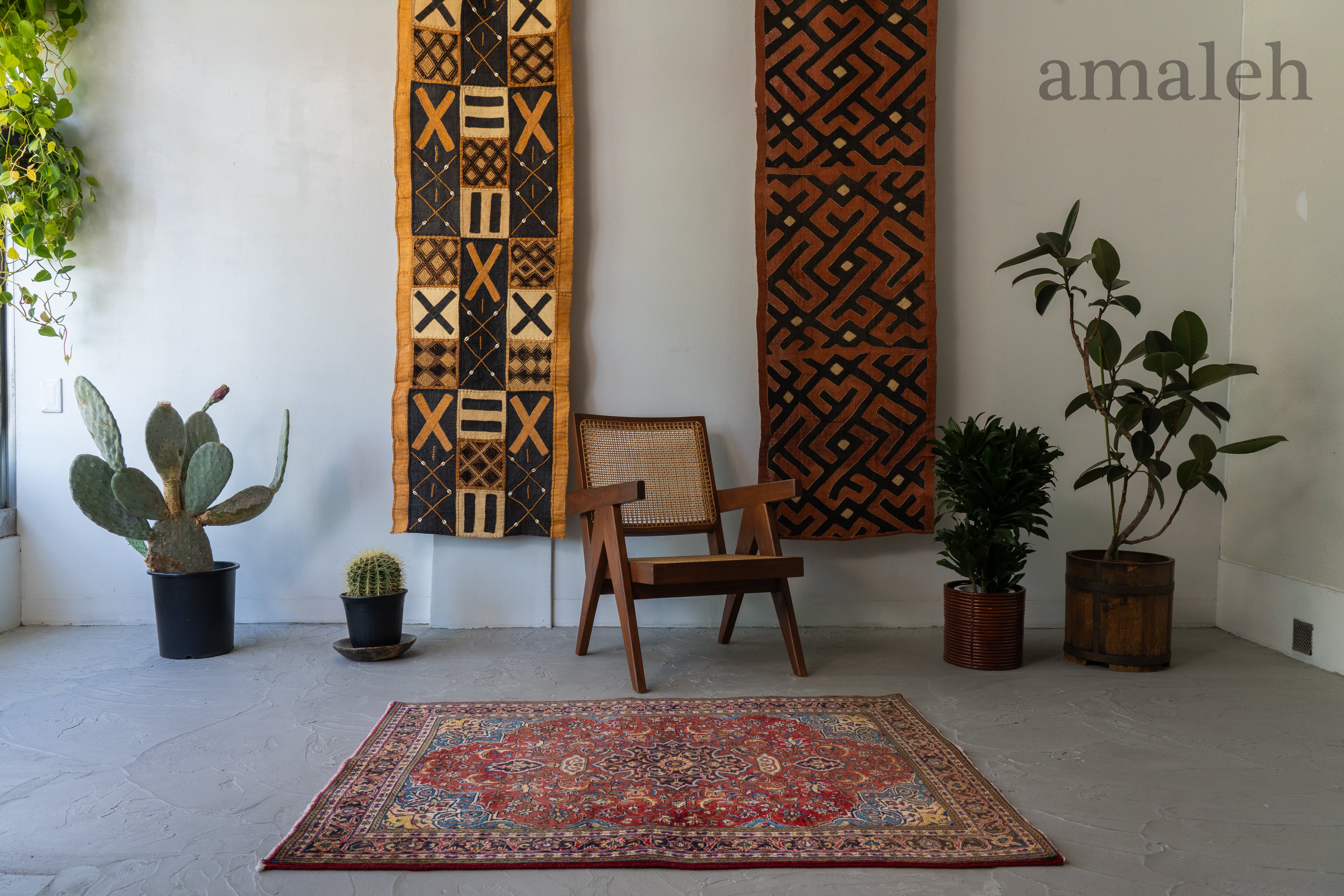 MEDIUM SIZEのヴィンテージラグ・トライバルラグ・手織りの絨毯