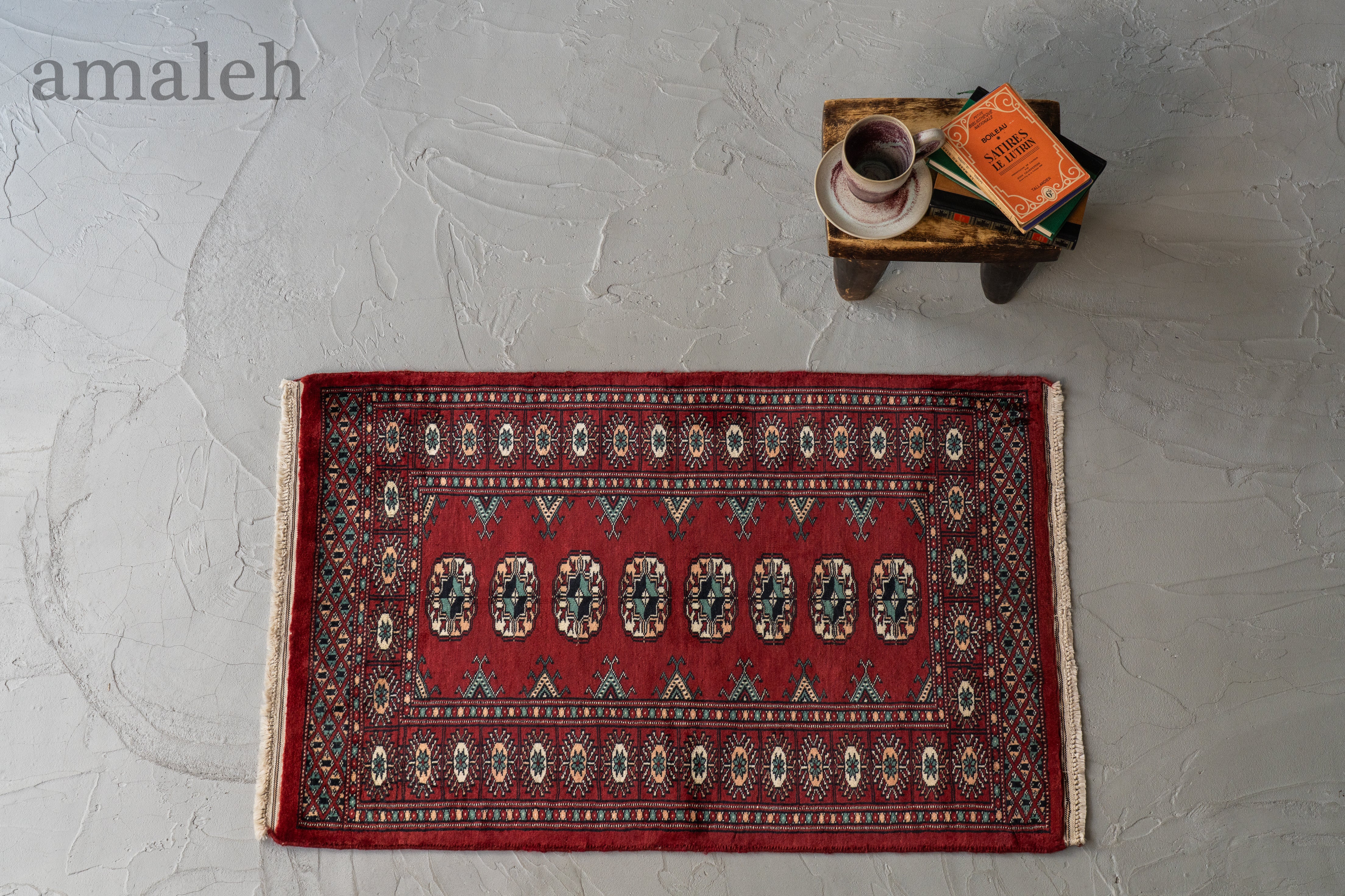 SMALL SIZEのヴィンテージラグ・トライバルラグ・手織りの絨毯