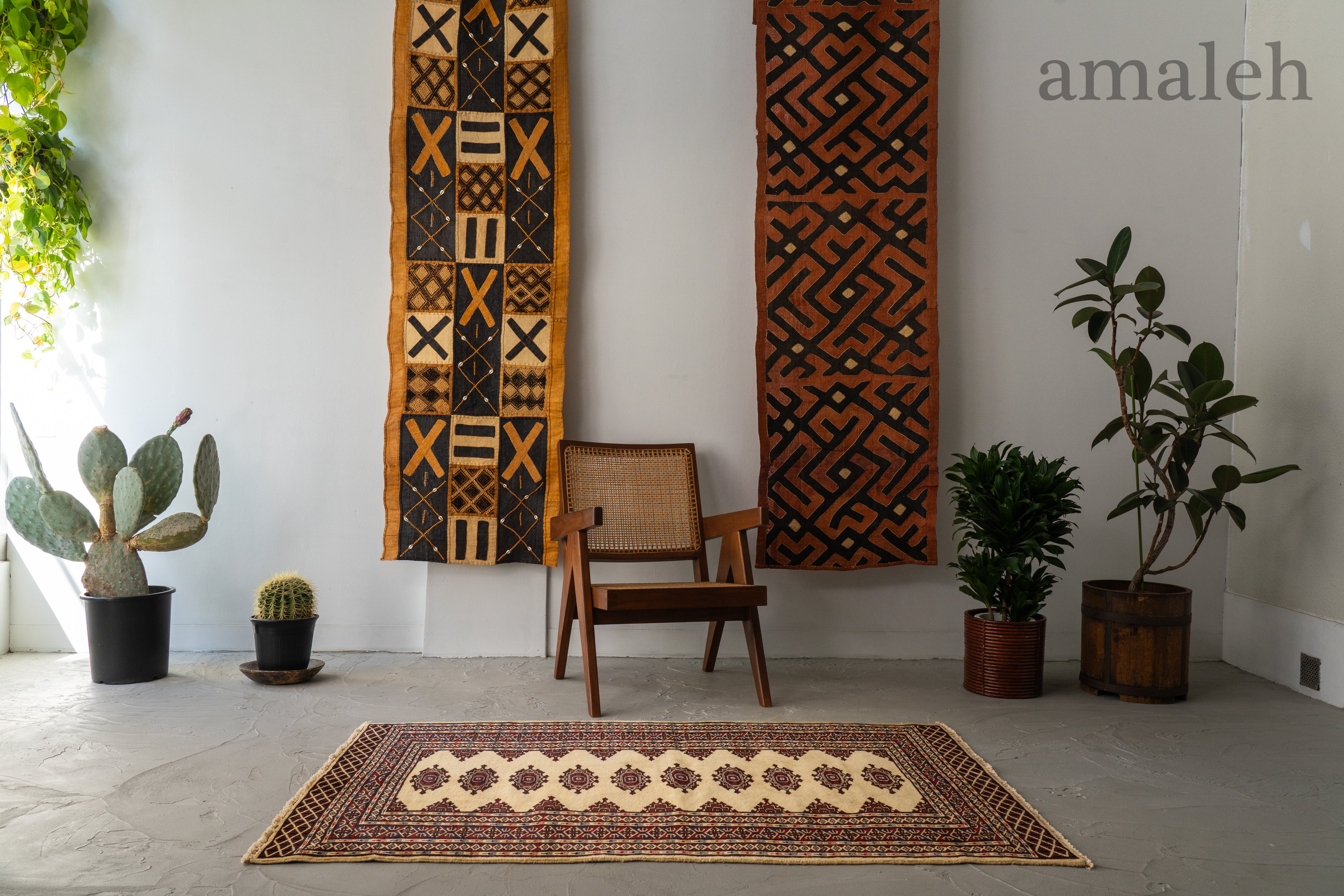 MEDIUM SIZEのヴィンテージラグ・トライバルラグ・手織りの絨毯