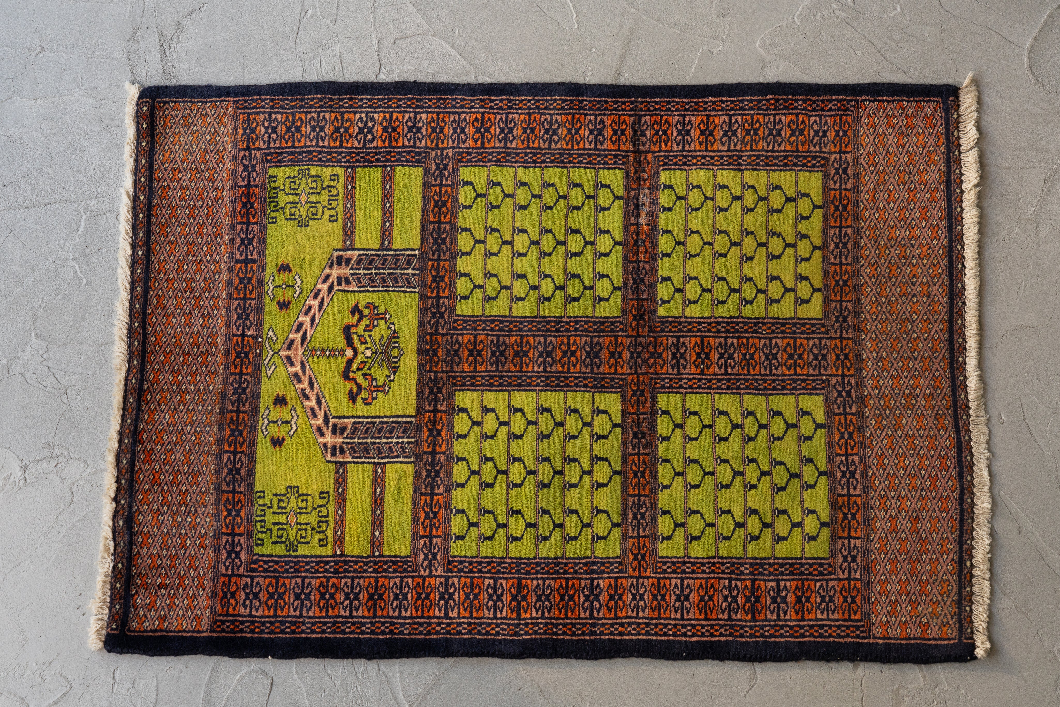 パキスタン手織り絨毯 131cm x74cm ヴィンテージラグ トライバルラグ パキスタン産 1980年代 パキスタンラグ】手織り絨毯-アンティークラグ