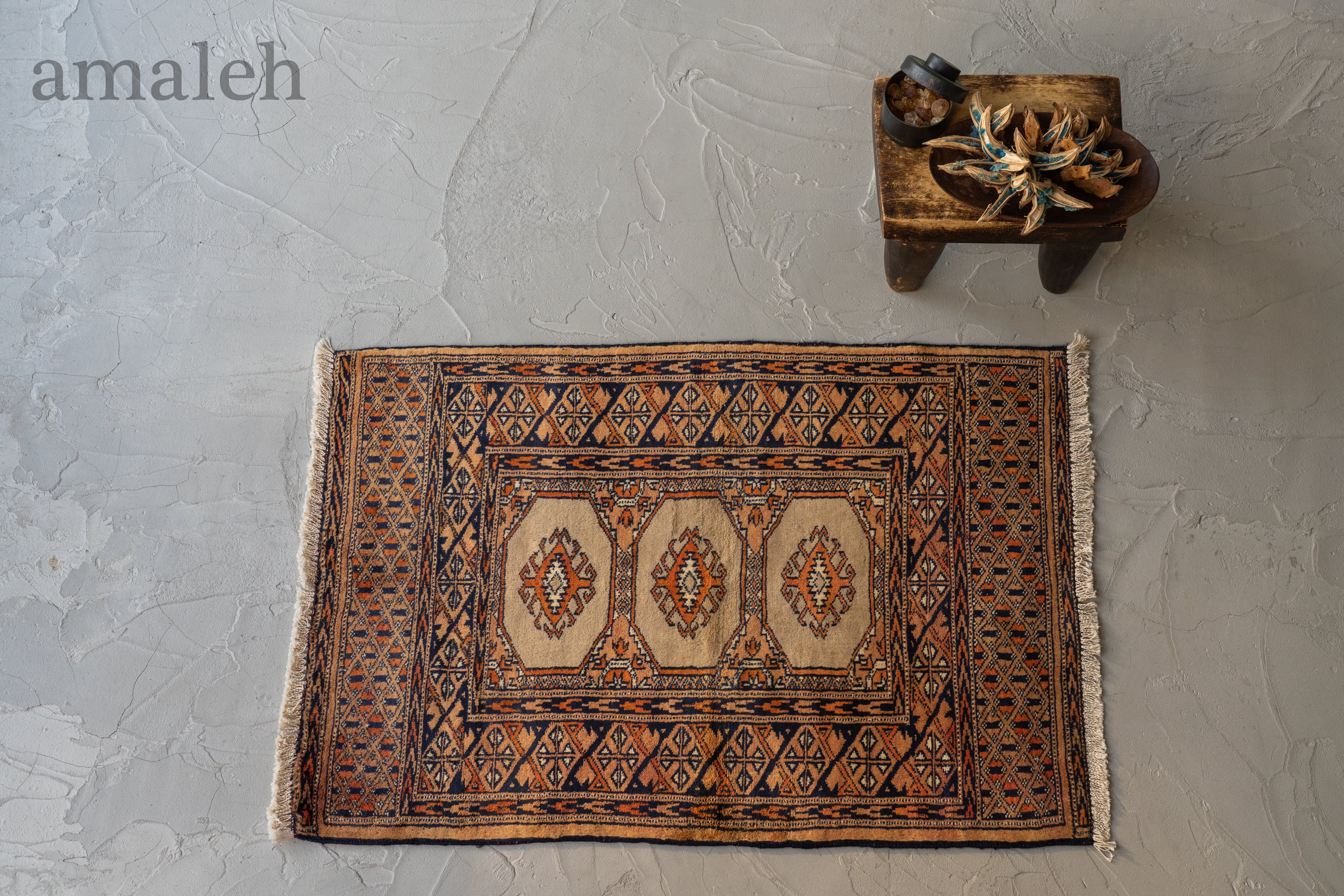 SMALL SIZEのヴィンテージラグ・トライバルラグ・手織りの絨毯