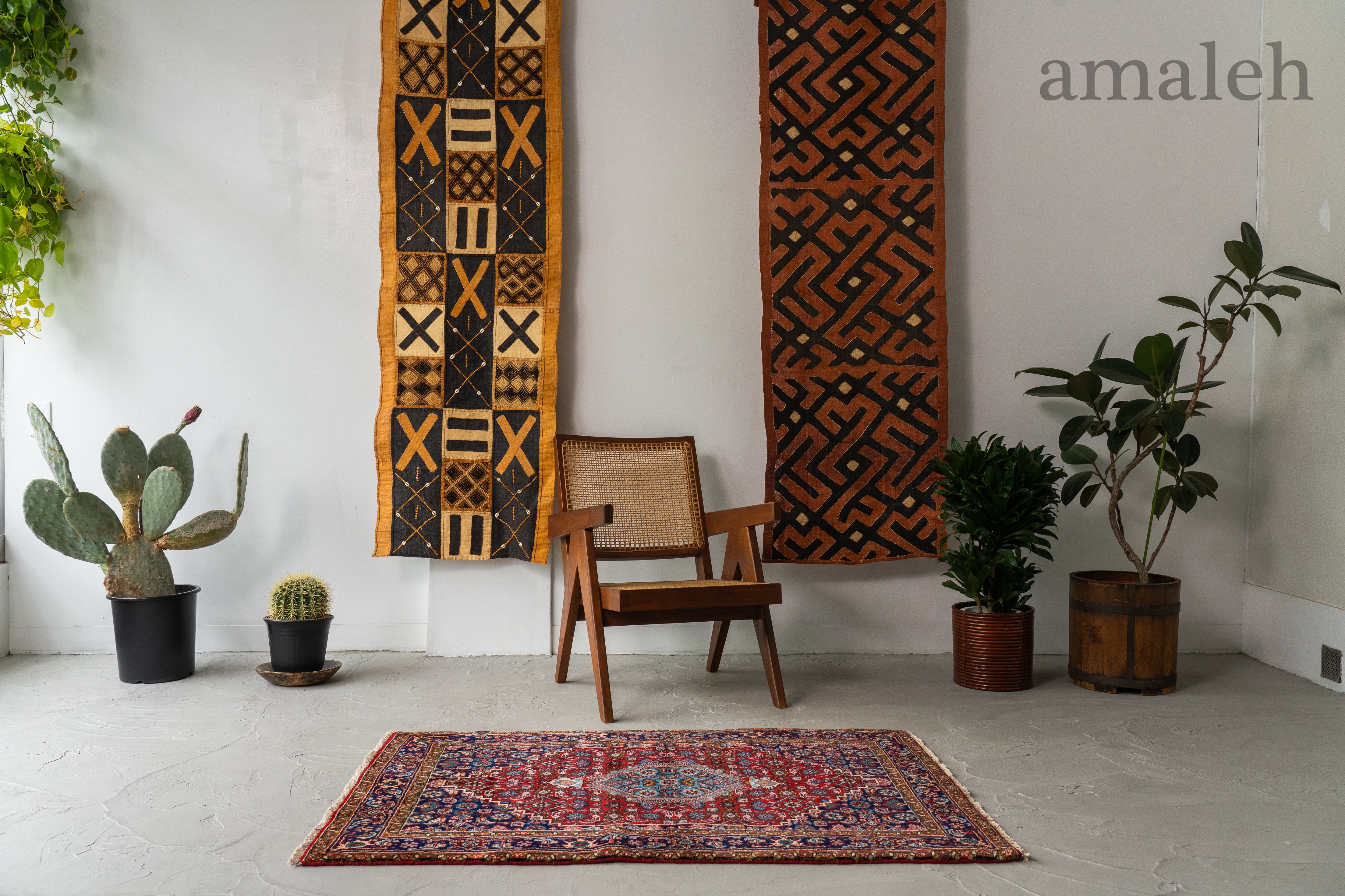 MEDIUM SIZEのヴィンテージラグ・トライバルラグ・手織りの絨毯