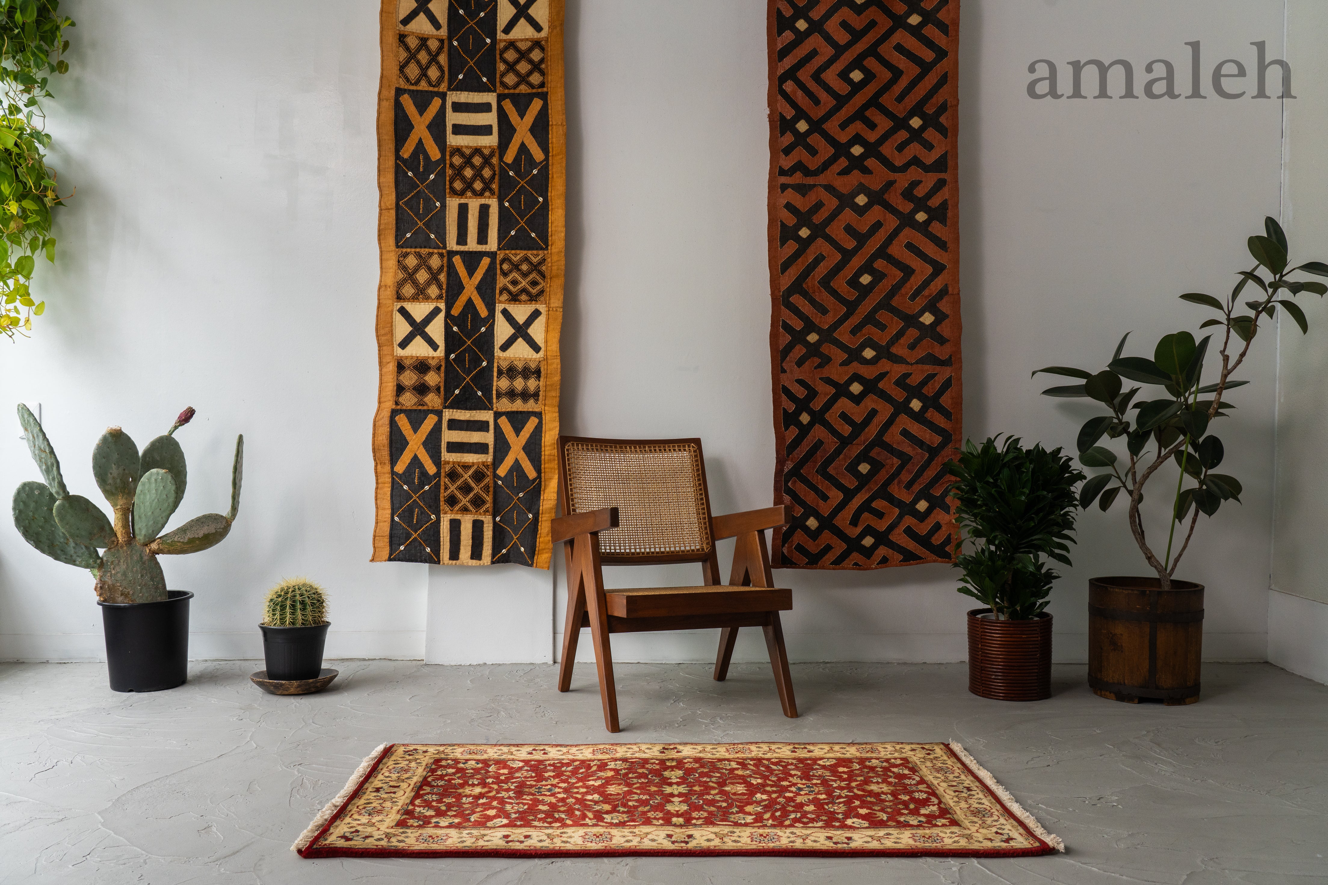 MEDIUM SIZEのヴィンテージラグ・トライバルラグ・手織りの絨毯