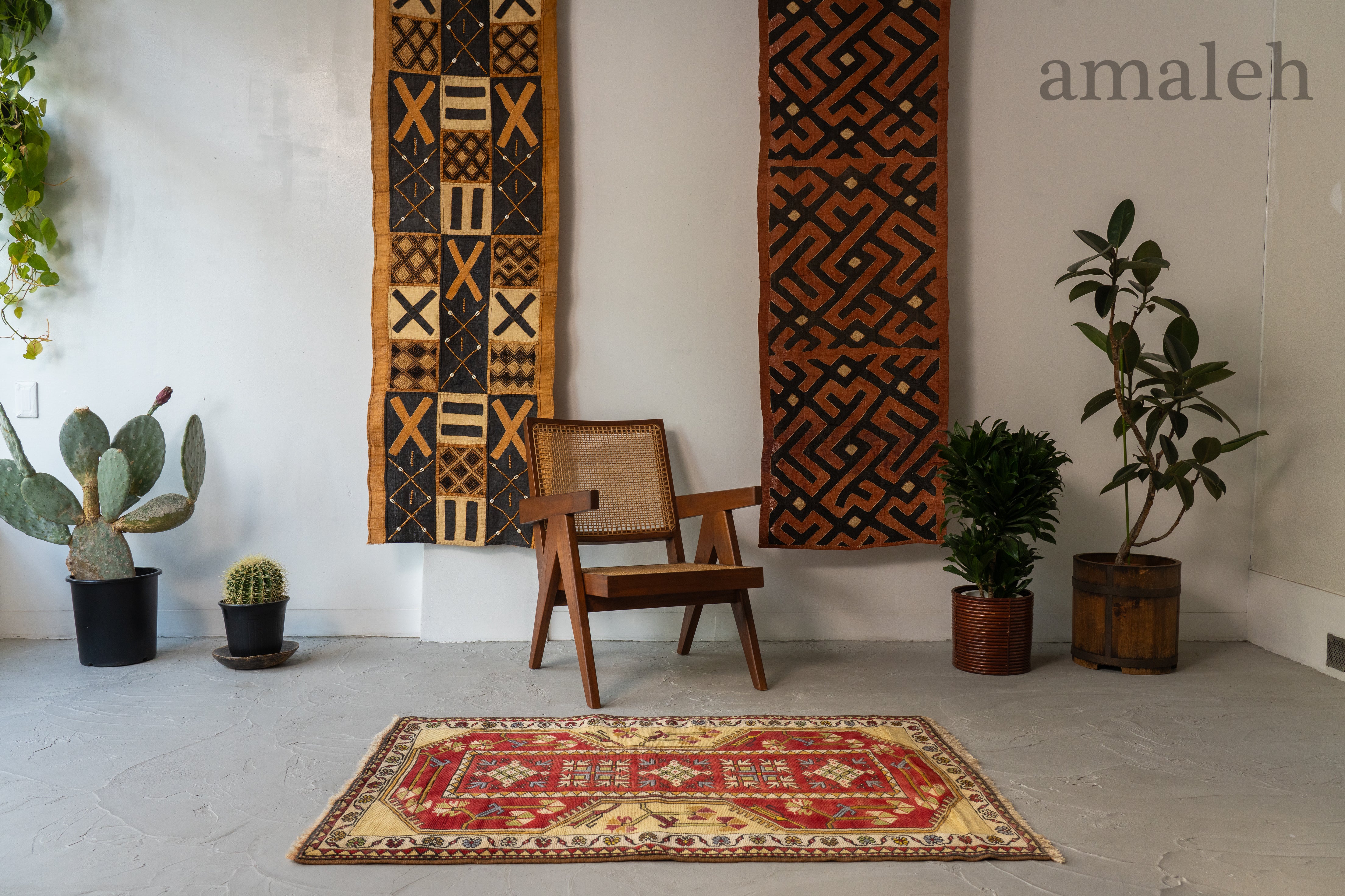 MEDIUM SIZEのヴィンテージラグ・トライバルラグ・手織りの絨毯