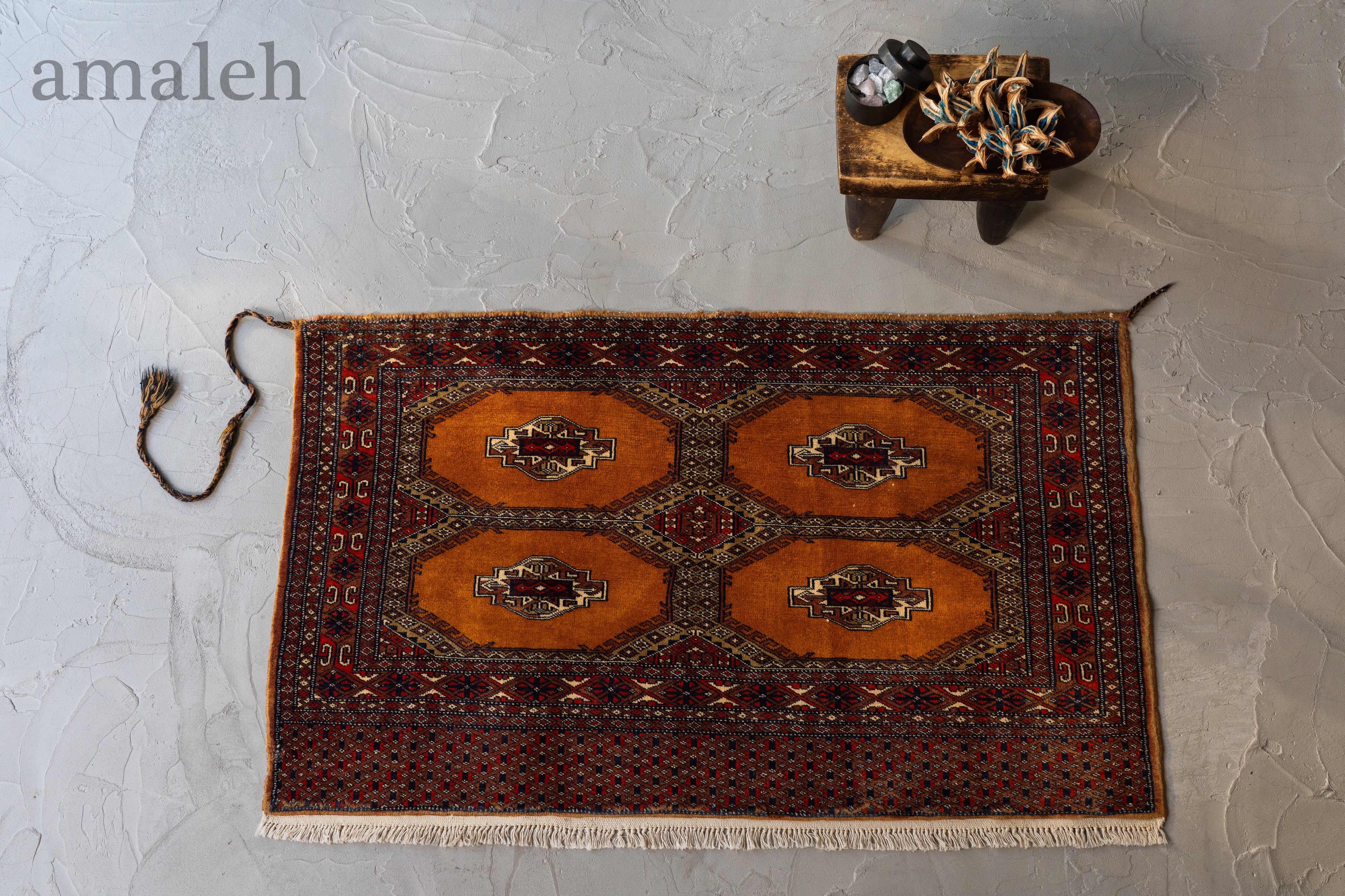 SMALL SIZEのヴィンテージラグ・トライバルラグ・手織りの絨毯