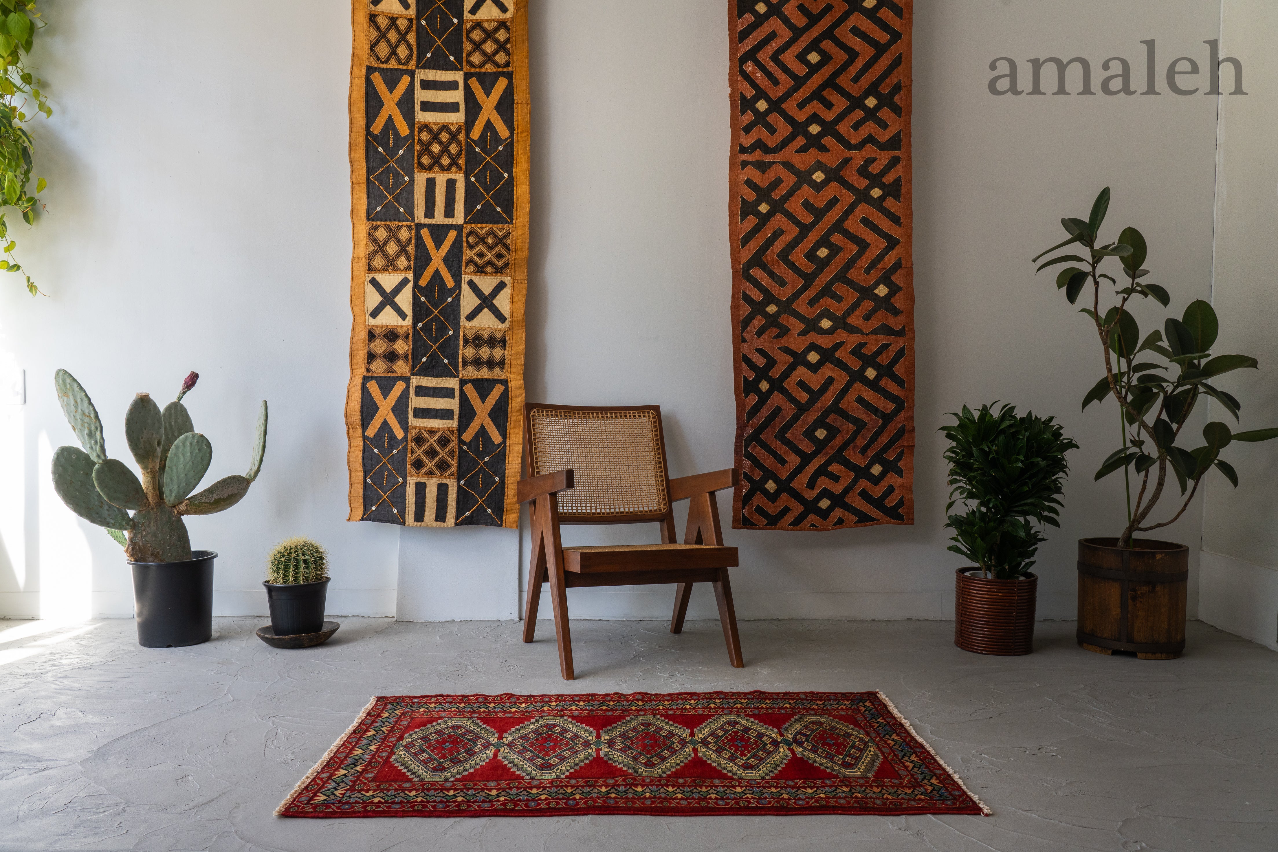 MEDIUM SIZEのヴィンテージラグ・トライバルラグ・手織りの絨毯