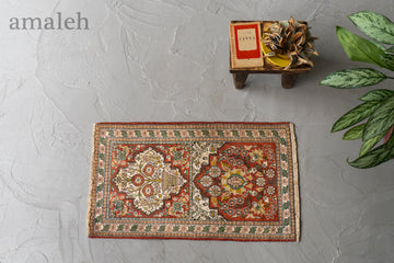 SMALL SIZEのヴィンテージラグ・トライバルラグ・手織りの絨毯