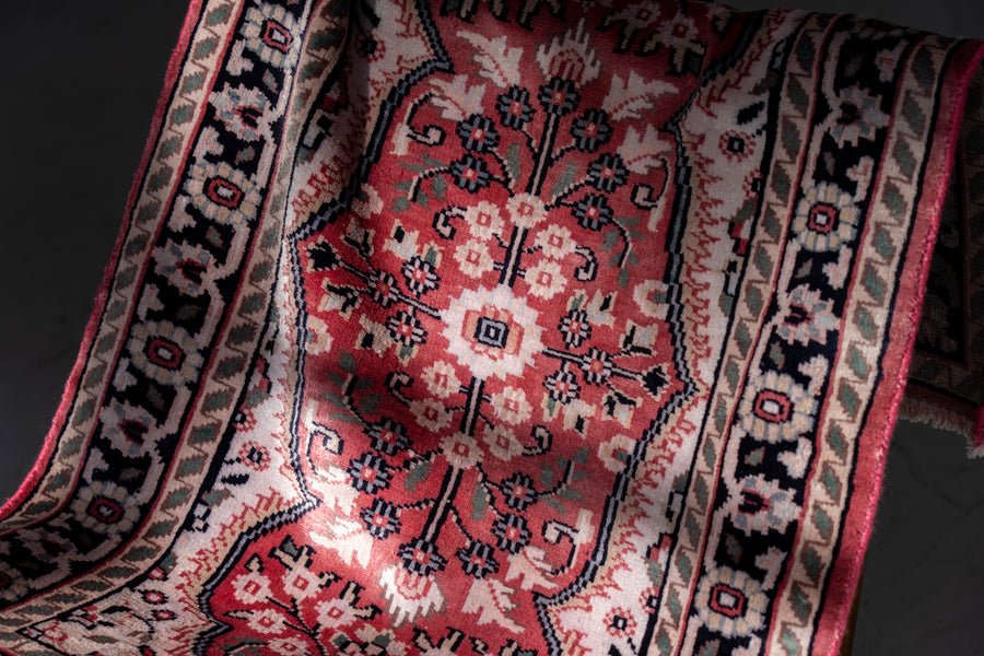 パキスタン産　1980年代　ヴィンテージラグ　パキスタンラグ　シルクラグ　手織り絨毯　華々しい美しい絨毯　おしゃれラグ　ヴィンテージラグ専門店amaleh 通販