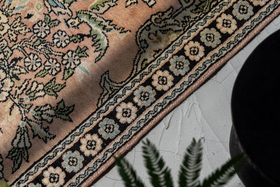 パキスタン産 1980年代 パキスタンラグ　シルクラグ　シルク　シルク絨毯　花瓶模様　お花柄　植物柄　ピンク　カーペット　絨毯　ラグ　チェア　テーブル　机　家具　ビンテージ　ビンテージ　80s　ヴィンテージラグ専門店amaleh　通販