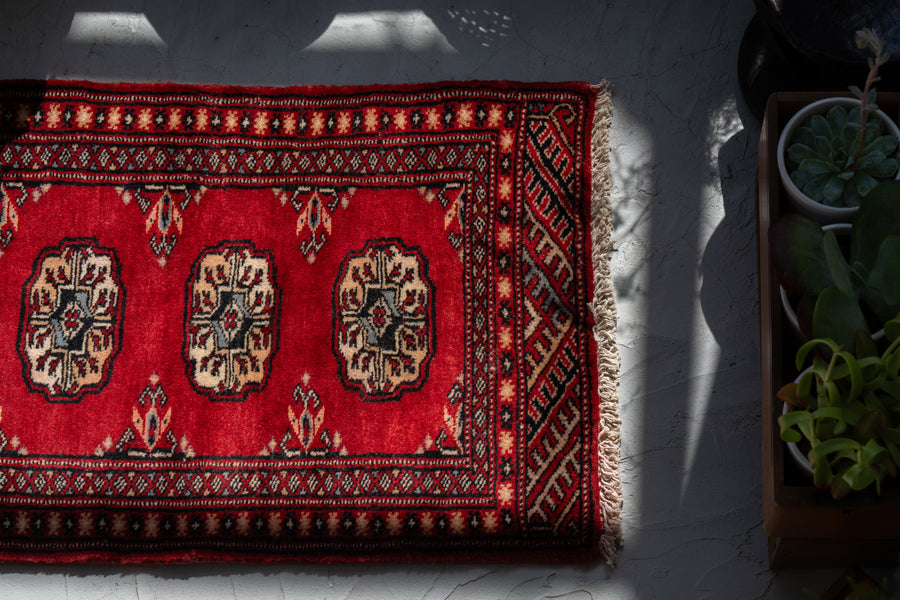 パキスタン産　1980年代　ヴィンテージラグ　パキスタンラグ　ギュル文様　ミニラグ　手織り絨毯　おしゃれなワンポイントラグ　キャビネットに合わせるカーペット