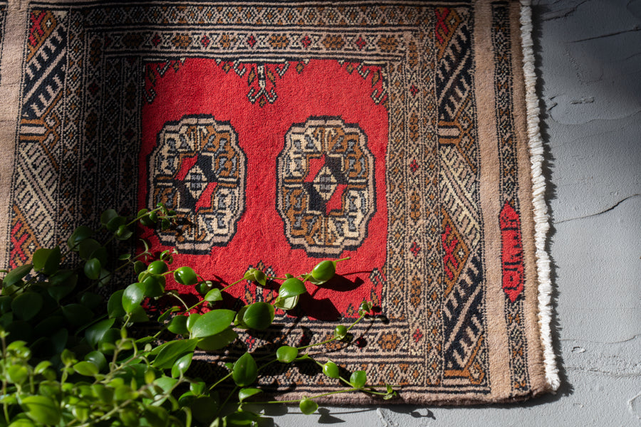 パキスタンラグ　1980年代　ヴィンテージラグ　ギュル文様　赤い絨毯　姿見前や玄関にピッタリなミニラグ