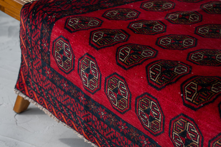 アフガニスタン産　1990年代　ヴィンテージラグ　トライバルラグ　バルーチ族　バルーチラグ　赤い絨毯　赤　リビング　ソファ前　テーブル下　手織り　絨毯　カーペット　マット　ビンテージ　ハンドメイド　90s　ヴィンテージラグ専門店amaleh　通販