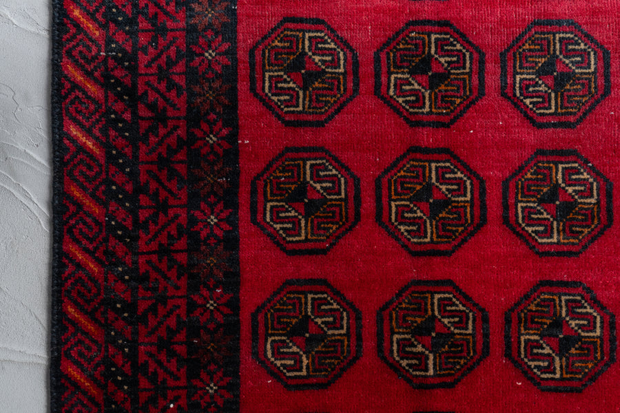 アフガニスタン産　1990年代　ヴィンテージラグ　トライバルラグ　バルーチ族　バルーチラグ　赤い絨毯　赤　リビング　ソファ前　テーブル下　手織り　絨毯　カーペット　マット　ビンテージ　ハンドメイド　90s　ヴィンテージラグ専門店amaleh　通販